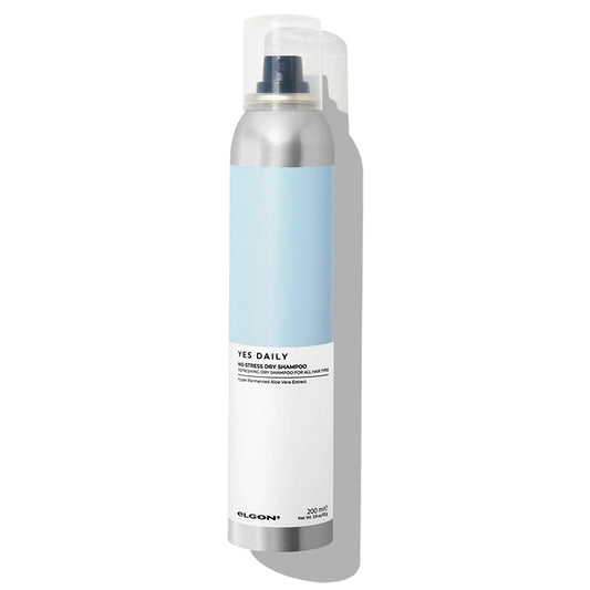 Flacone di shampoo spray a secco da 200ml, totalmente realizzato in plastica riciclata. Etichetta azzurra e bianca.